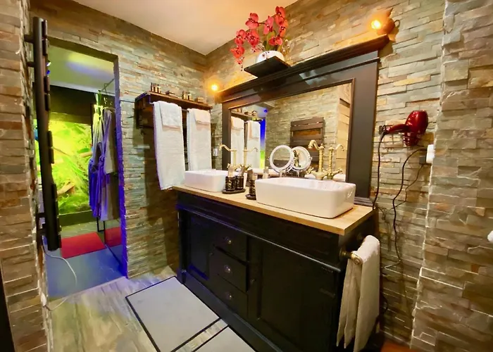 High Standing! 200m2 Private Garden Jacuzzi Sun Bed & Interior Appartamento