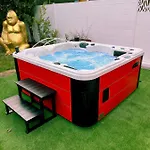 Апартаменты High Standing! 200m2 Private Garden Jacuzzi Sun Bed & Interior *