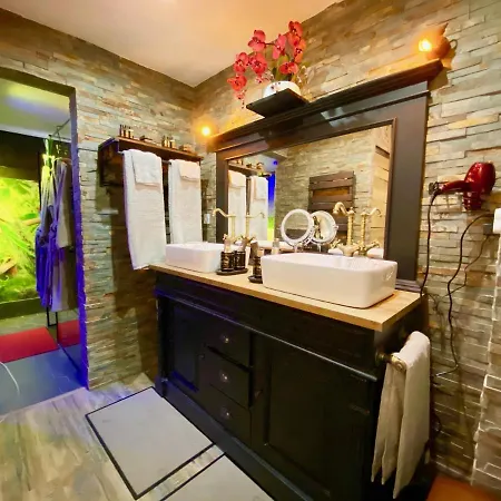 High Standing! 200m2 Private Garden Jacuzzi Sun Bed & Interior Apartmán