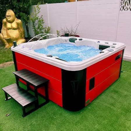 Apartmán High Standing! 200m2 Private Garden Jacuzzi Sun Bed & Interior *